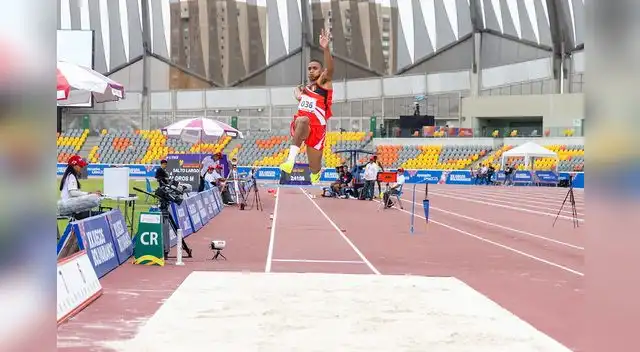 Atletas reciben apoyo. Atletas reciben apoyo.