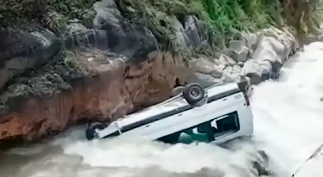 Quince muertos deja caída de miniván a Río Rímac tras chocar contra camioneta en San Mateo Quince muertos deja caída de miniván a Río Rímac tras chocar contra camioneta en San Mateo