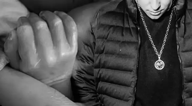 Cantante lamenta la muerte de su hija recién nacida.