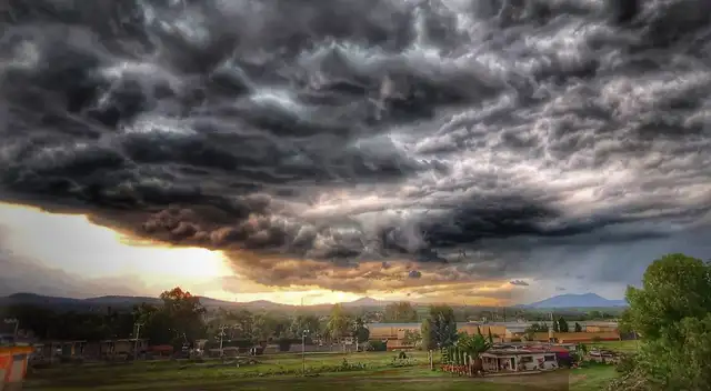 Senamhi advierte lluvias extremas en 16 provincias ante el inicio de otoño en las próximas 24 horas.