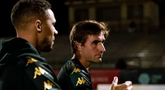 Adrián Espinal, entrenador de One FC, ajusta la estrategia durante un entrenamiento en la MLS 2. Adrián Espinal, entrenador de One FC, ajusta la estrategia durante un entrenamiento en la MLS 2.