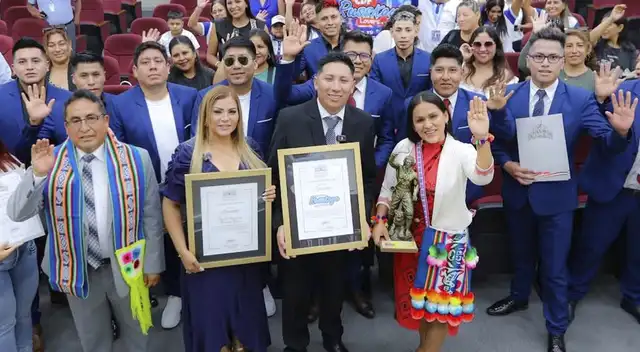 Ever Soncco, líder de la agrupación Russkaya, junto a Ruth Karina, quien también fue premiada.