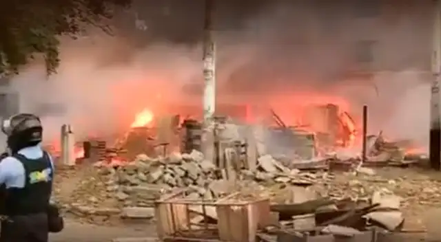 Incendio en San Martín de Porres: siniestro consume vivienda ubicada frente a un grifo.