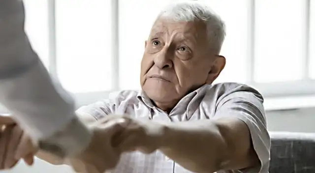 Oficial | Hijos están OBLIGADOS a pasar PENSIÓN ALIMENTICIA a sus padres, esto dice el Código Civil.