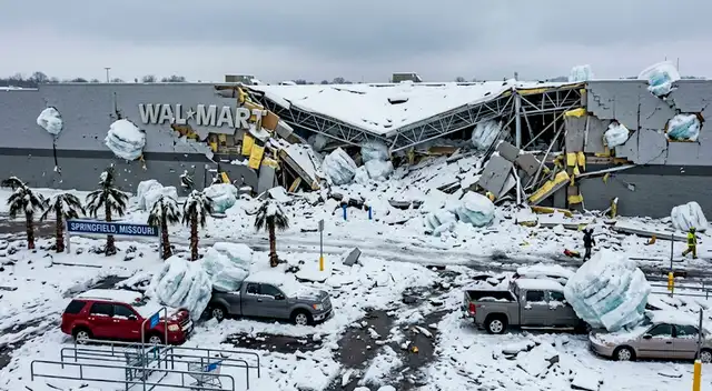 Tormenta de granizo causa colapso de tragaluces sobre clientes del Walmart.