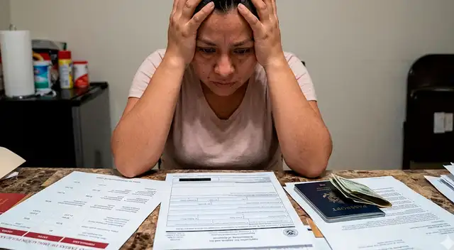 Solicitantes de asilo en EE.UU. tendrán que PAGAR NUEVA CUOTA.