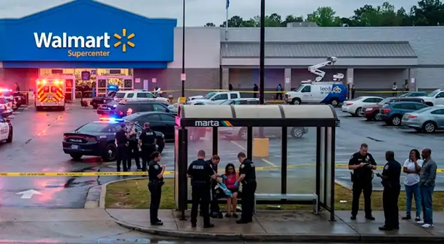 Hieren a mujer afuera de un Walmart en Fayetteville Road.