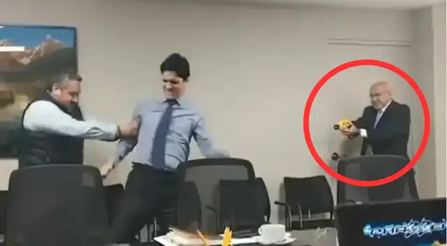 Carlos Bruce, alcalde de Surco, genera polémica tras video usando pistola eléctrica contra su asesor en ambiente privado.