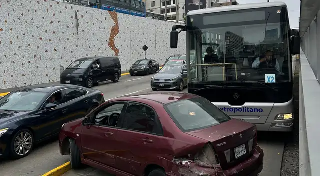 Accidente en Vía Expresa: conductor imprudente invade vía del Metropolitano y provoca fuerte choque.