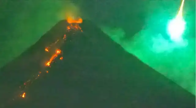 Meteorito verde atraviesa el cielo durante erupción del volcán y deja escena nunca vista.