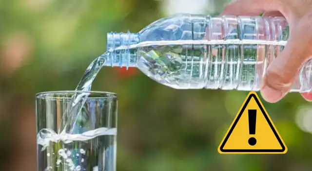 Investigación detecta microorganismos en agua de mesa y enciende preocupación en una región.