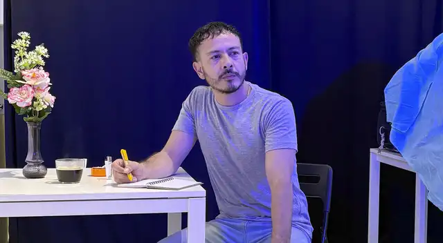 El actor Carlos Casella, quien se encuentra desde hace unas semanas en Europa junto al escritor Daniel Fernández.