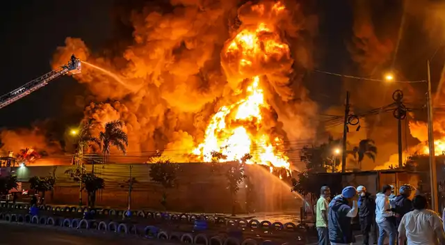 Incendio de gran magnitud consume fábrica de cosméticos en Los Olivos: siniestro ocurre cerca de la Universidad César Vallejo.