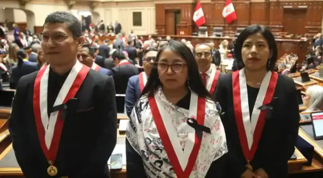Parlamentarios de Ahora Nación se ponen de espaldas durante juramentación de Keiko Fujimori.