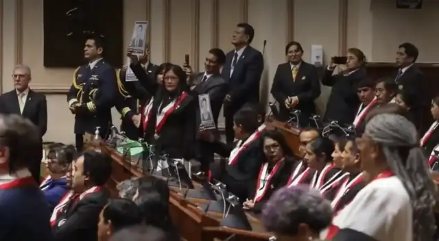 Bancadas de oposición muestran fotos de fallecidos en protestas y se retiran antes del mensaje de Keiko Fujimori.