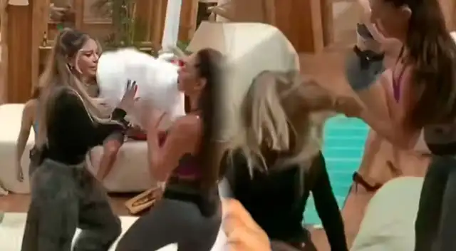 ¡ESCÁNDALO! Flavia Laos es agredida físicamente por compañera de reality y se desata PELEA en vivo: "¡Qué te pasa!"