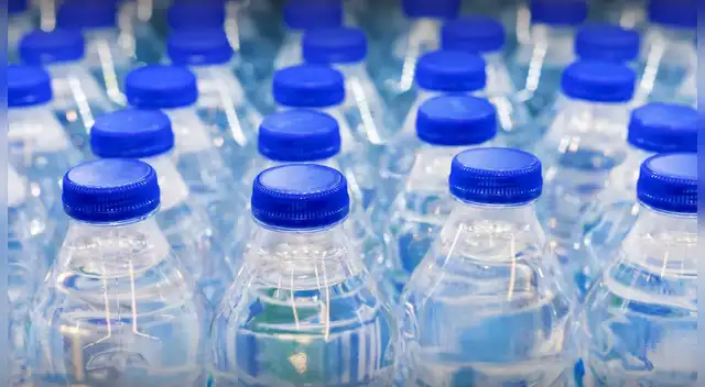 Minsa ordena el retiro masivo de dos famosas marcas de agua de mesa tras detectar peligrosa bacteria.