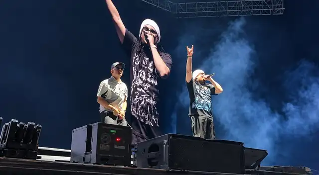 JKing y Maximan desatan la euforia ante 45 mil personas