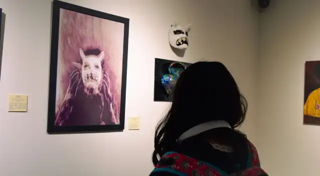 El ICPNA Cusco exhibe obras de estudiantes del Programa del Diploma del Bachillerato Internacional sobre sociedad, identidad y tecnología.