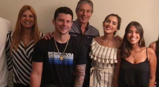  Korina Rivadeneira se luce con la familia de Mario Hart. Fuente: Difusión.   