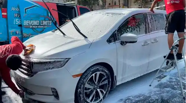 El lavado sencillo de un auto cuesta 120 dólares. | Foto: YouTube: Detailing Beyond Limits. El lavado sencillo de un auto cuesta 120 dólares. | Foto: YouTube: Detailing Beyond Limits.