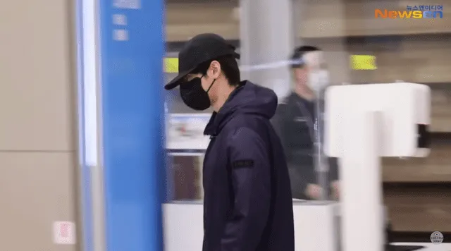 Cha Eun Woo saliendo del aeropuerto de Seúl. (Fuente: Youtube)   