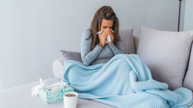Uno de los síntomas es la tos y fiebre.   
