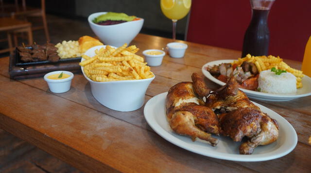  Una práctica habitual es acompañar el pollo a la brasa con chicha morada. Foto: Municipalidad de Miraflores   