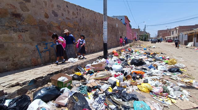 Colegio rodeado de basura en Chiclayo.    