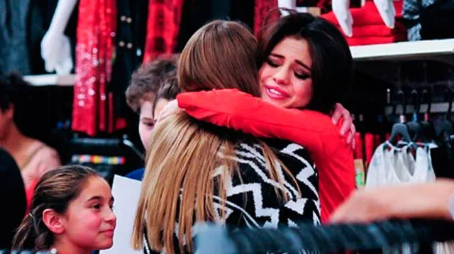 Fans llora al lado de Selena Gomez.