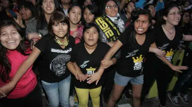 Fans de Big Bang a las afueras del hotel Westin, en San Isidro.