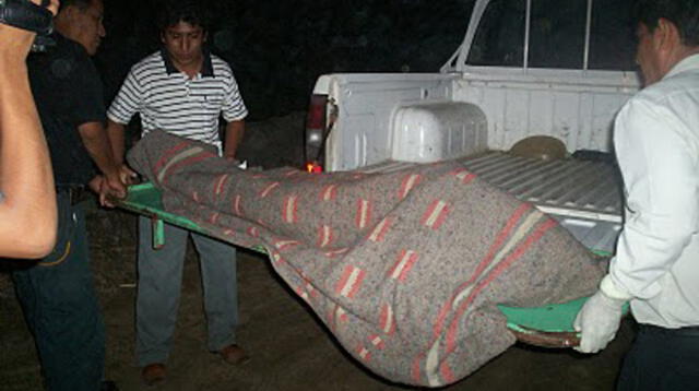 Cadáver del presunto delincuente es trasladado a la morgue de Lima.