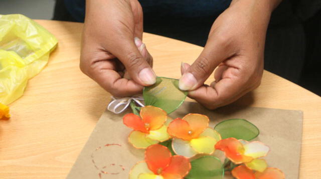 Los detalles. Pega las flores y las hojas en la bolsa con silicona y haz también una pequeña abejita o mariquita rellena de algodón como elemento decorativo.