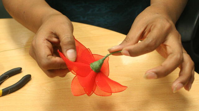 PASO 3. Arma la flor. Junta los pétalos alrededor de un tallo. (Alambre previamente forrado con cinta floratape). 
