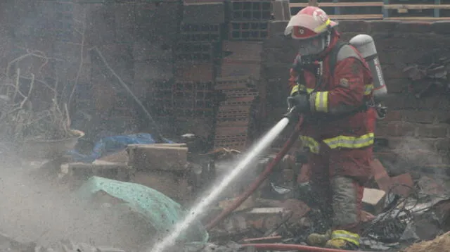 Incendió consumió un almacén en el Cercado de Lima y afectó a otros dos.