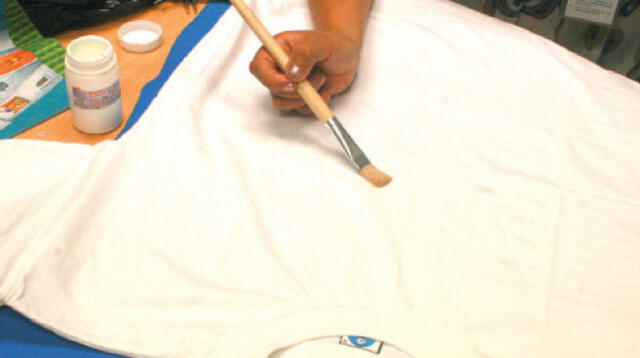 PASO 2. Marca con un lápiz para tela todo el perímetro cuadrado de la servilleta y aplica pintoglue (pegamento).