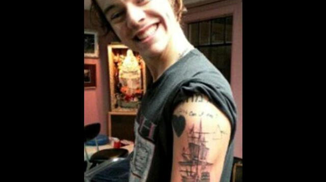 Harry Styles, de One Direction se estaría volviendo un adicto a los tatuajes.