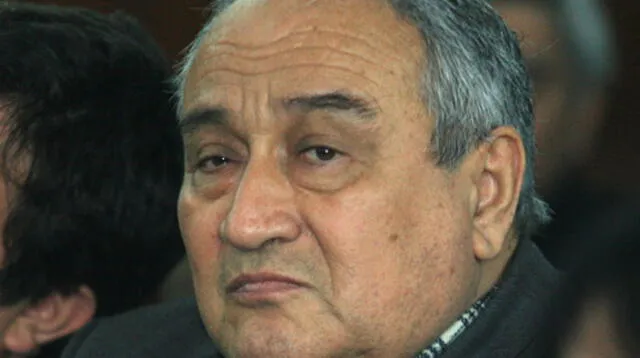 Agustín Mantilla acusado de corrupción por aceptar dinero de Vladimiro Montesinos.