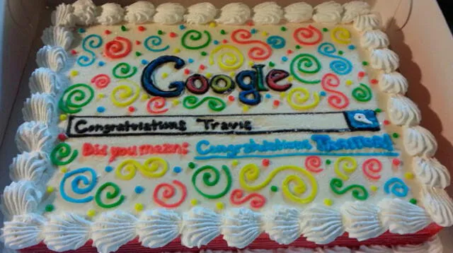 Ex trabajador de Google recibe torta de felicitación por cambiarse a Bing.