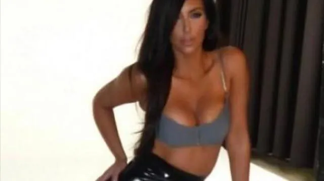 Kim Kardashian muestra en sexy sesión de fotos el embarazo de sus gemelos.