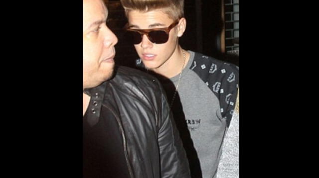 Justin Bieber saliendo de un night club