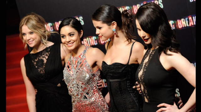 Selena Gomez y sus compañeras de reparto.
