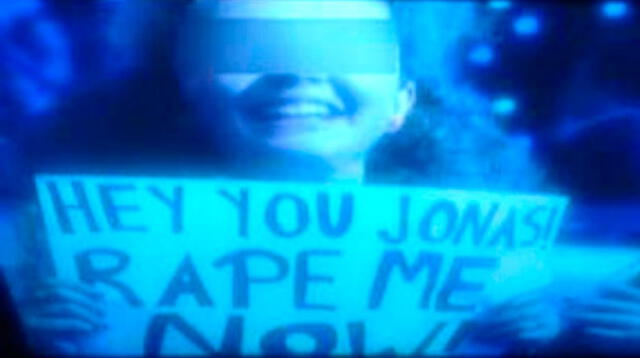 Jonas Brothers: fans exhiben carteles pidiendo que las violen