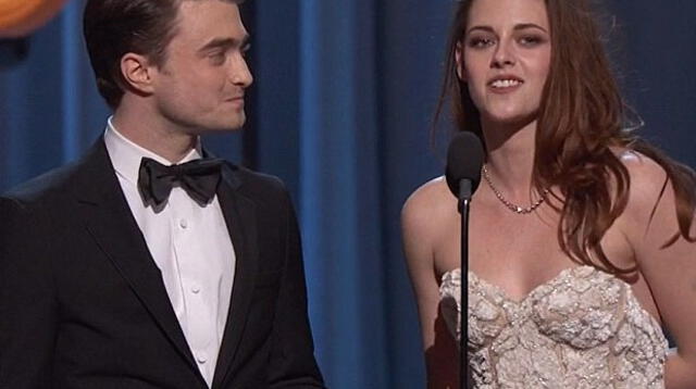 Kristen Stewart y Daniel Radcliffe presentando una categoría en los Oscar.