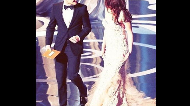 Kristen Stewart y Daniel Radcliffe presentando una categoría en los Oscar.