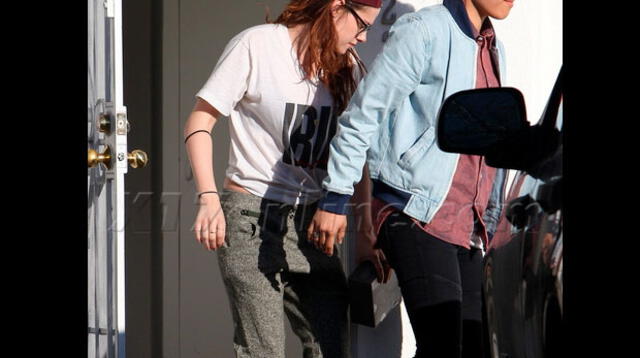 Kristen Stewart dando su primer paseo tras la lesión sufrida en el pie.