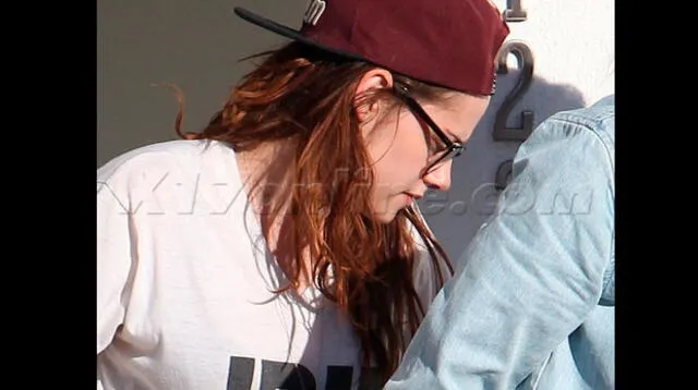 Kristen Stewart dando su primer paseo tras la lesión sufrida en el pie.