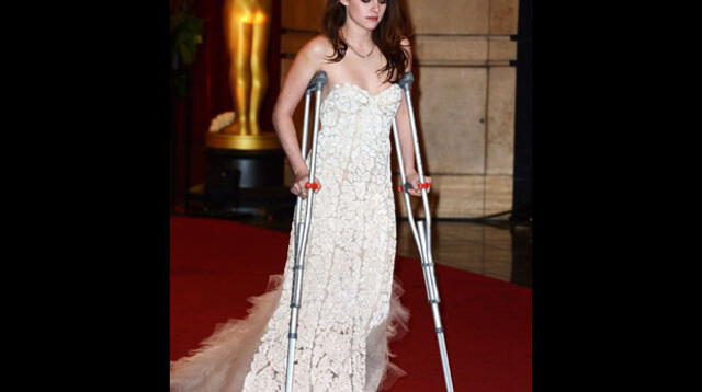 Kristen Stewart en muletas en la alfombra roja de los Oscar.