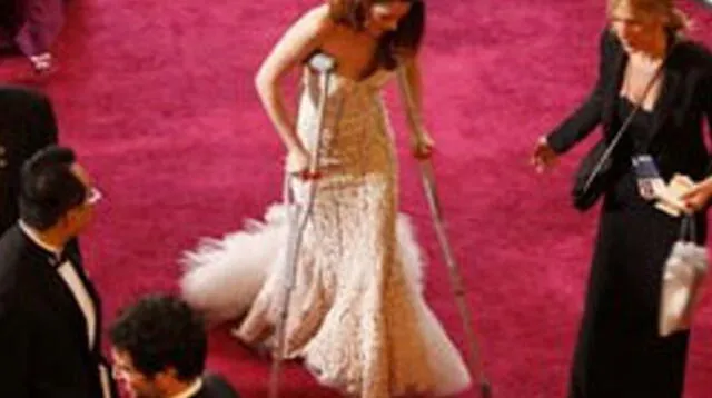 Kristen Stewart en muletas en la alfombra roja de los Oscar.