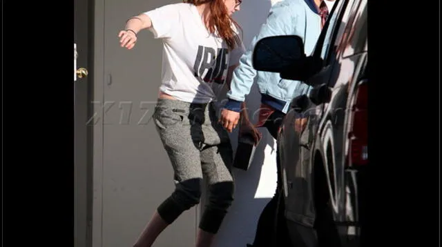 Kristen Stewart dando su primer paseo tras la lesión sufrida en el pie.